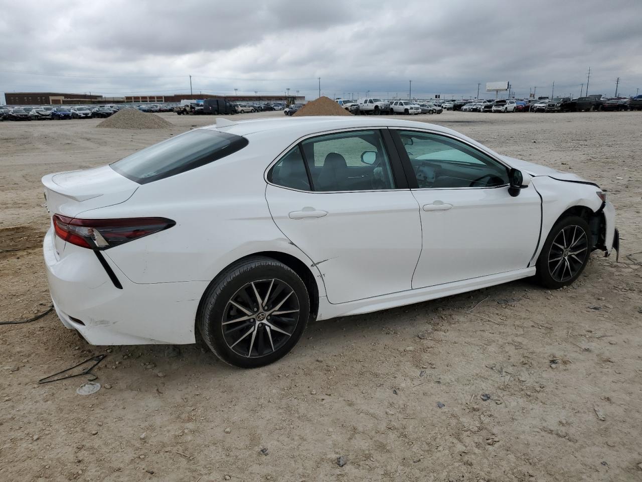Image 3 of 2021 TOYOTA CAMRY SE 2021 with VIN 4T1G11AK0MU587649