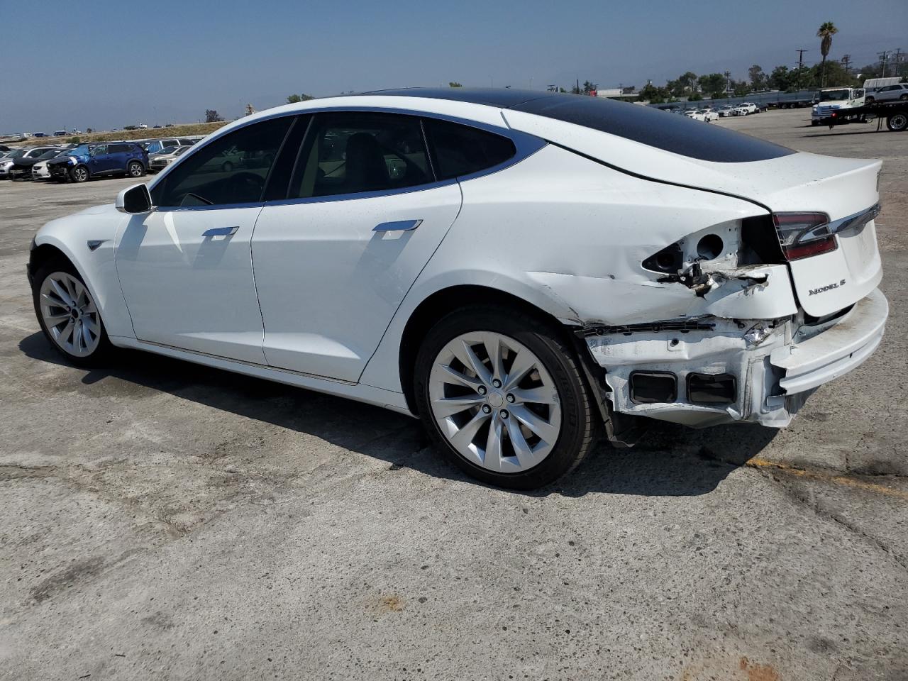 Obraz 2 z 2016 TESLA MODEL S  2016 z VIN 5YJSA1E15GF140778