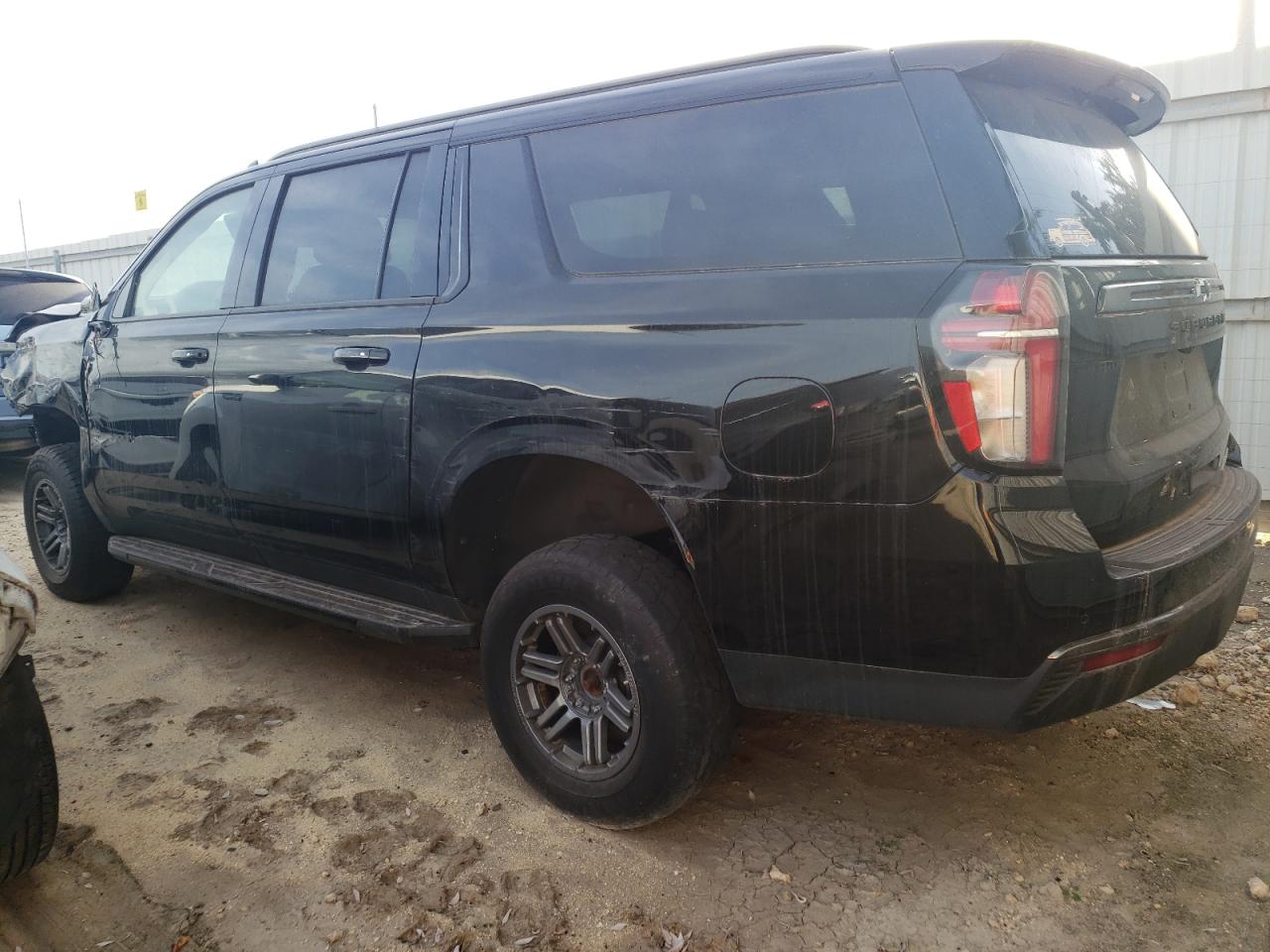 Изображение 2 2022 CHEVROLET SUBURBAN C1500 RST 2022 с VIN 1GNSCEKD0NR215949