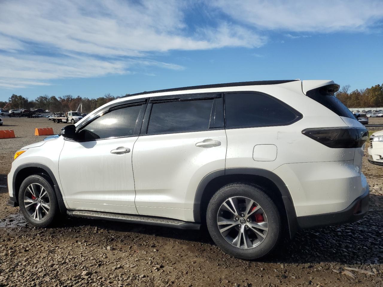 Image 2 of 2016 TOYOTA HIGHLANDER XLE 2016 with VIN 5TDJKRFH8GS321713