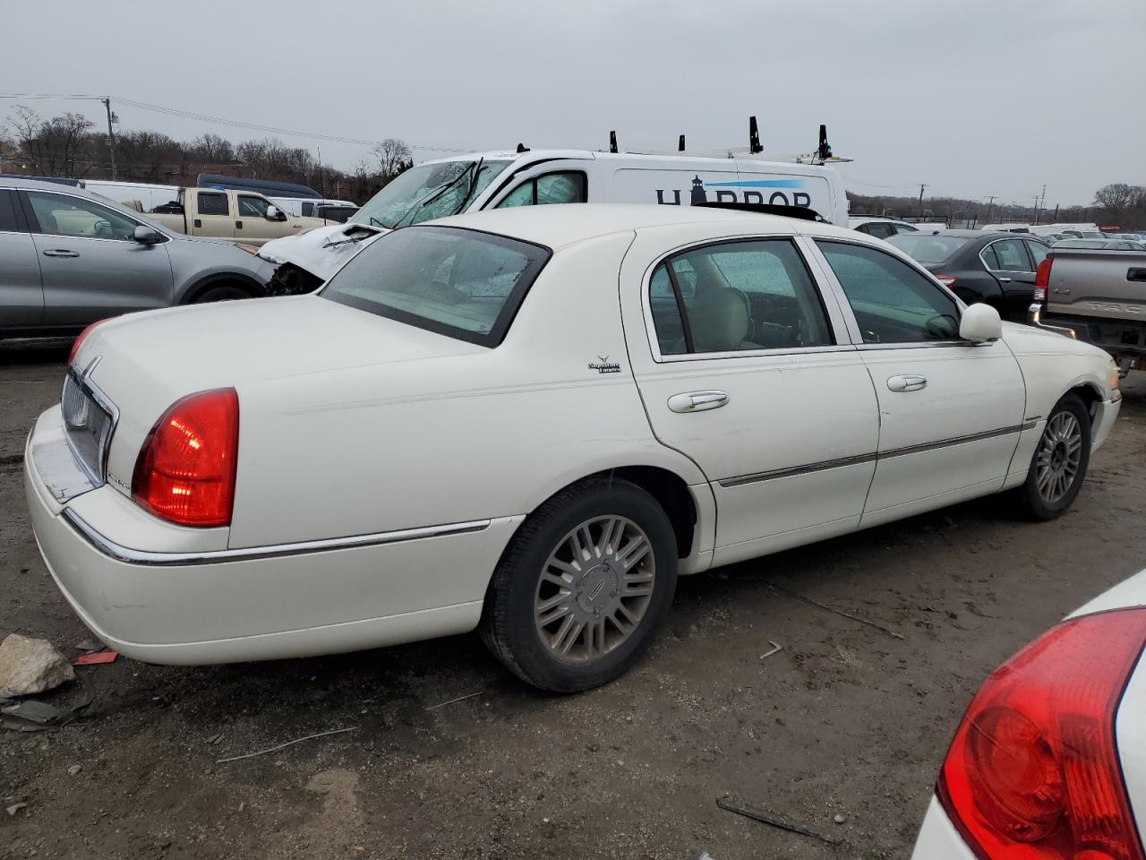 Image 3 of 2006 LINCOLN TOWN CAR SIGNATURE LIMITED 2006 with VIN 1LNHM82W06Y646121