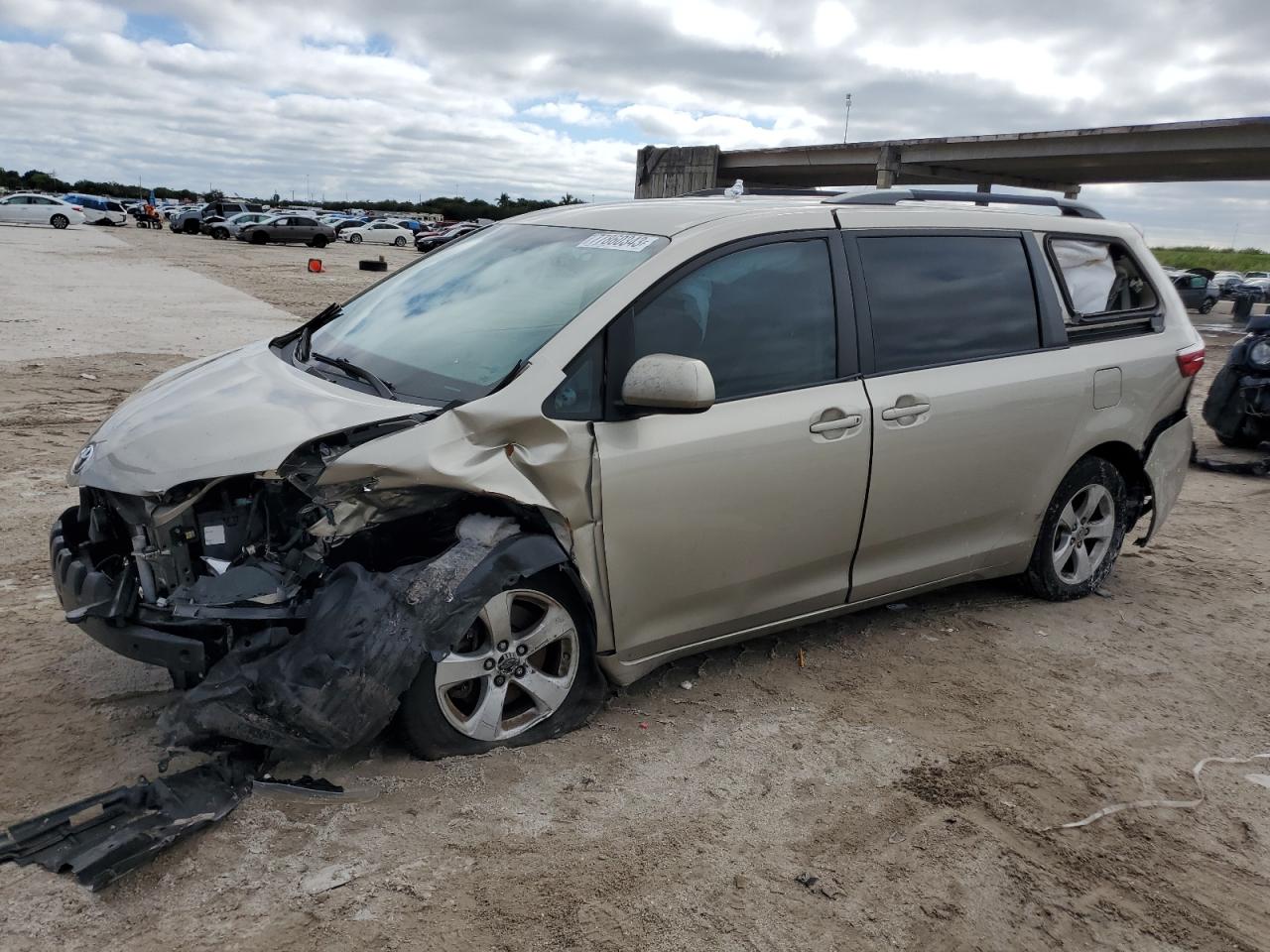 Изображение 2017 TOYOTA SIENNA LE 2017
