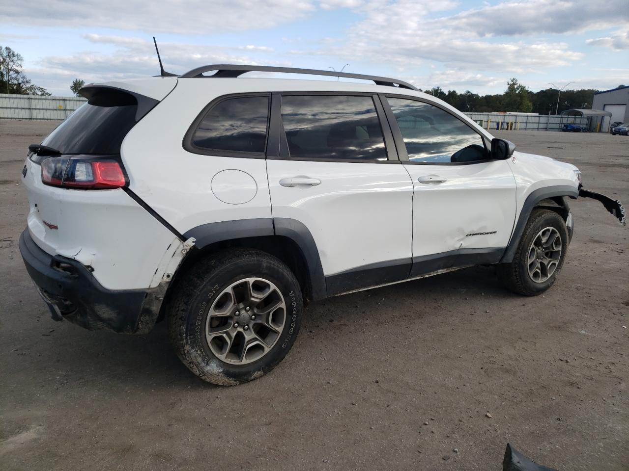 Изображение 3 2020 JEEP CHEROKEE TRAILHAWK 2020 с VIN 1C4PJMBX2LD501272