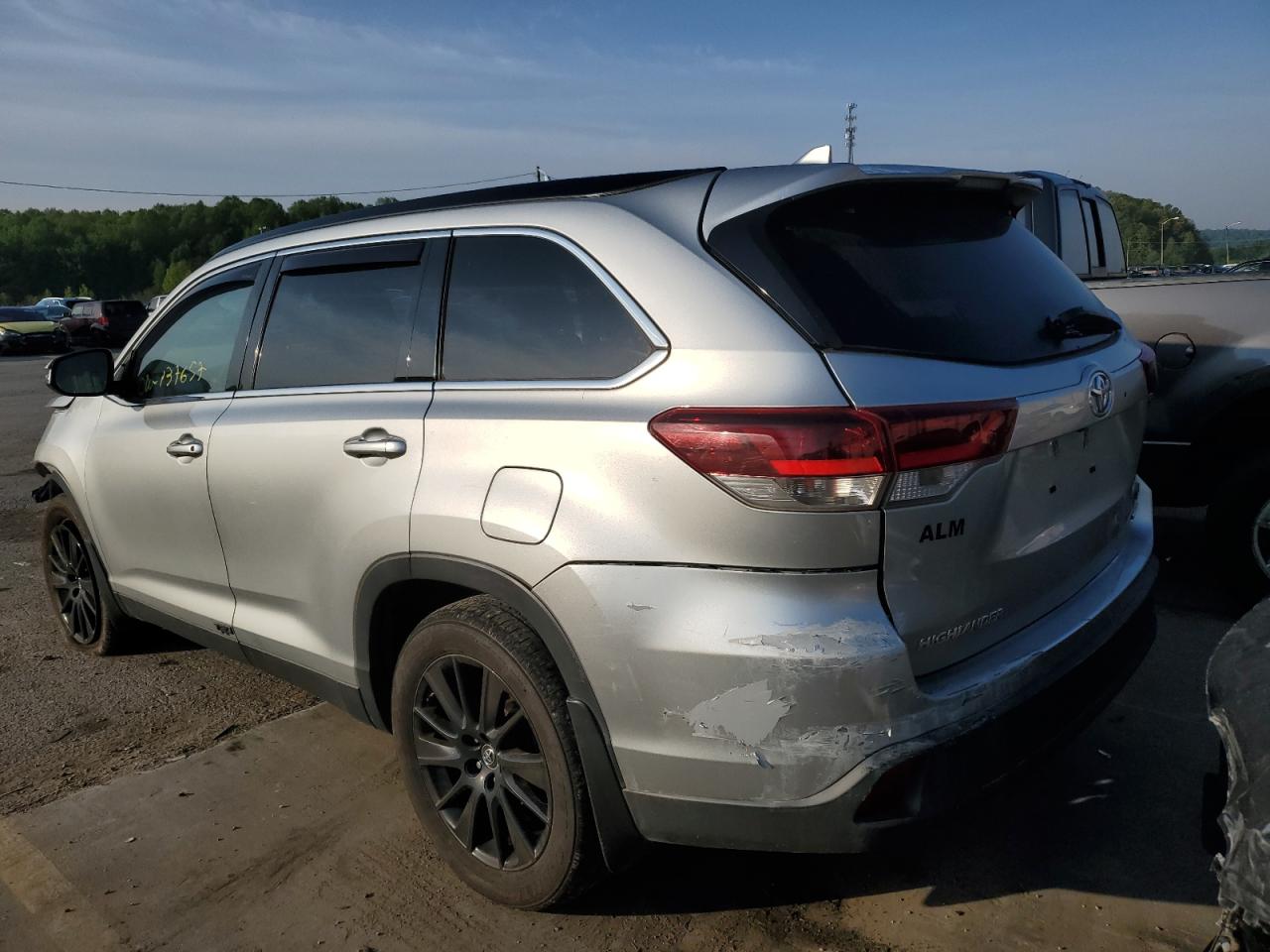 Image 2 of 2019 TOYOTA HIGHLANDER SE 2019 with VIN 5TDJZRFH9KS570011