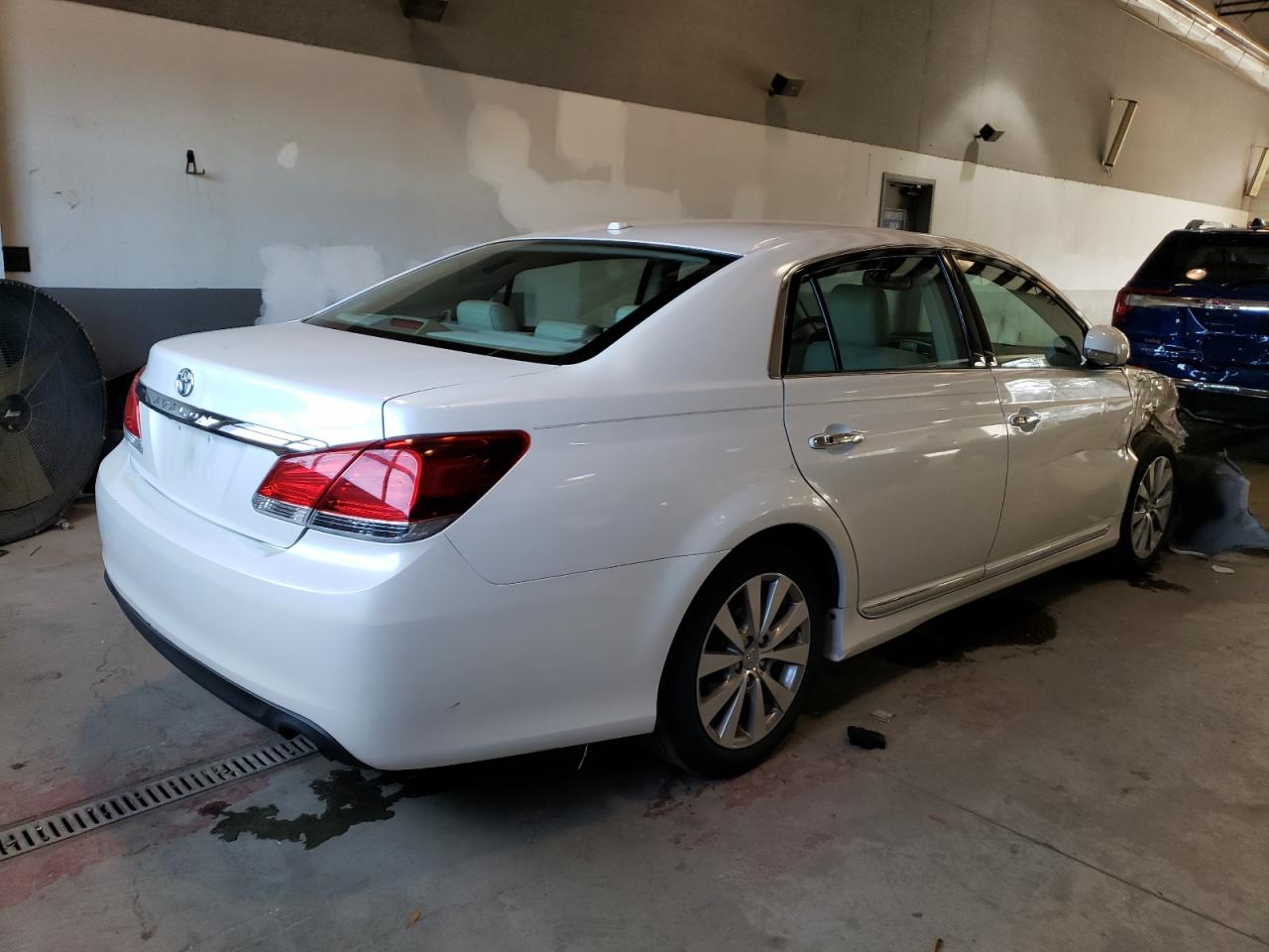 Изображение 3 2011 TOYOTA AVALON BASE 2011 с VIN 4T1BK3DB8BU391762