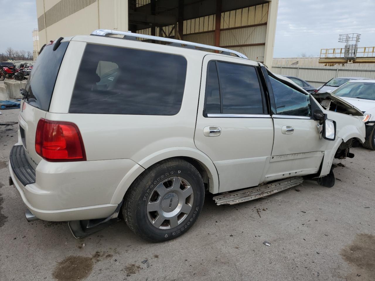 Image 3 of 2005 LINCOLN NAVIGATOR  2005 with VIN 5LMFU28505LJ19482