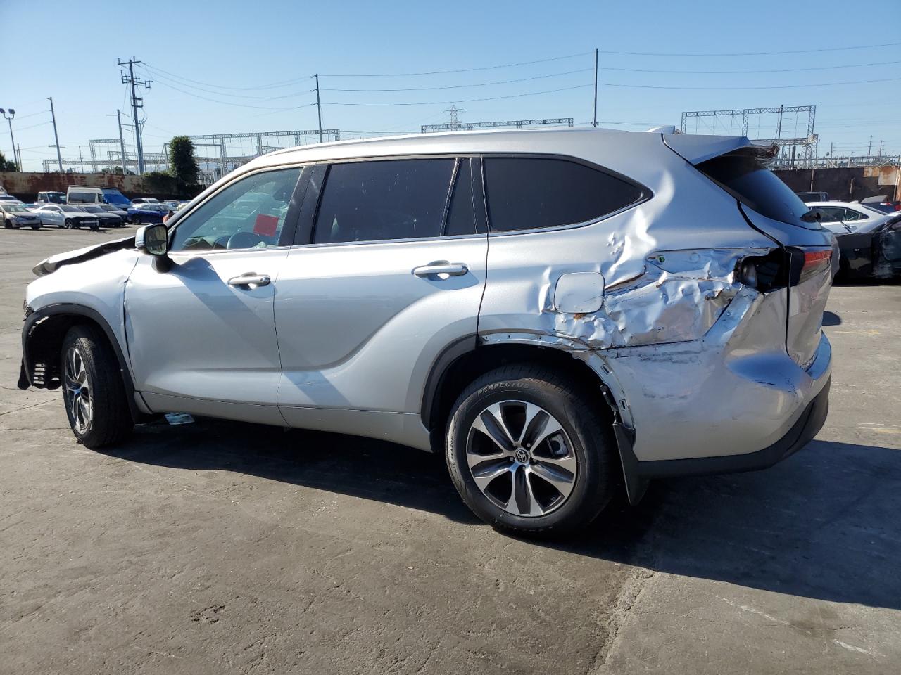 Image 2 of 2022 TOYOTA HIGHLANDER XLE 2022 with VIN 5TDGZRBH0NS201574
