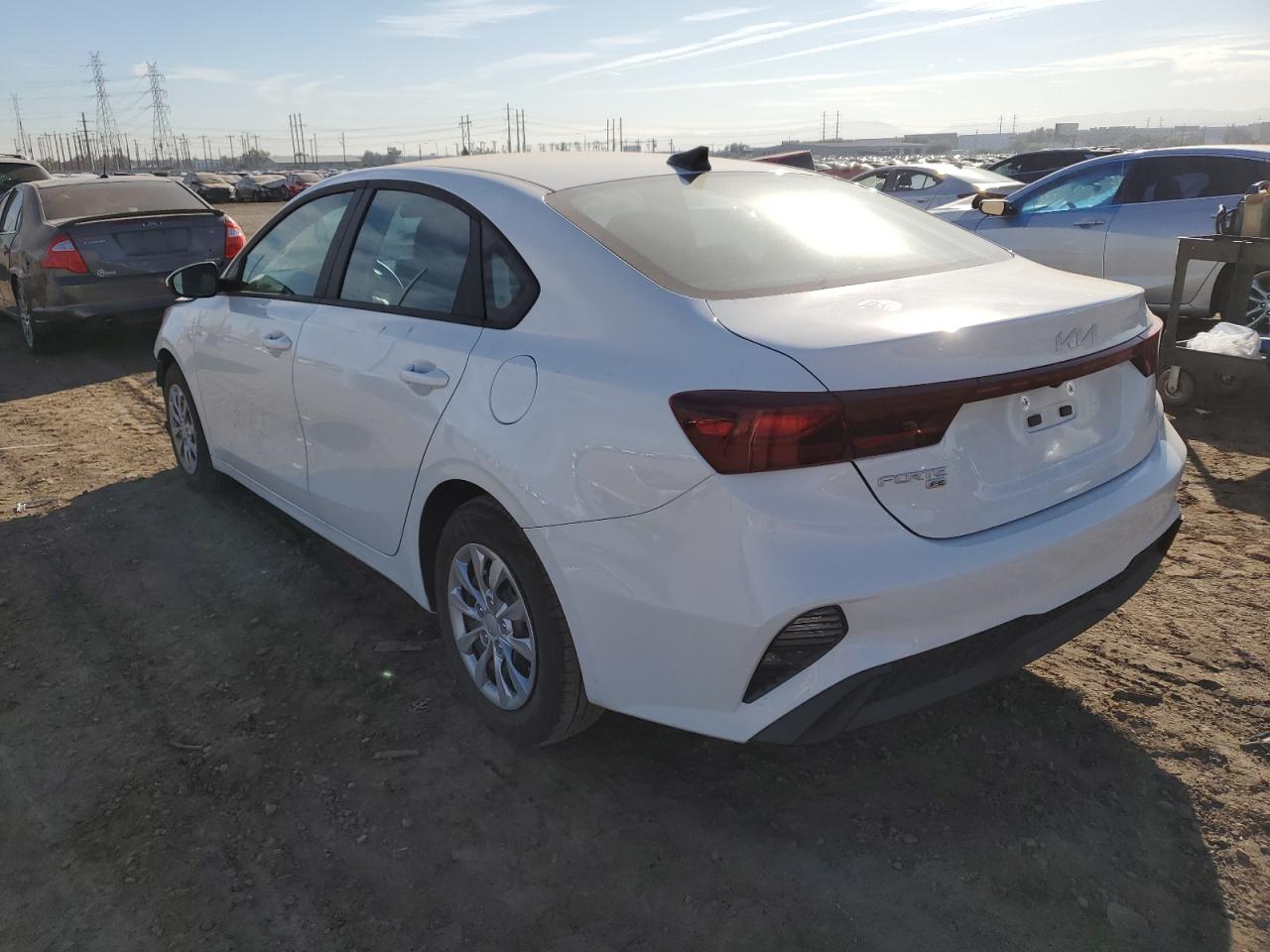 Изображение 2 2023 KIA FORTE LX 2023 с VIN 3KPF24AD1PE684295