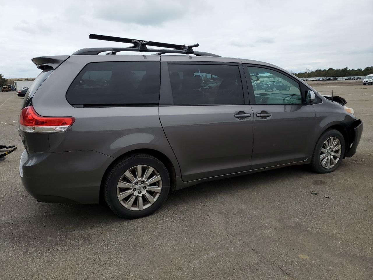 Image 3 of 2011 TOYOTA SIENNA XLE 2011 with VIN 5TDDK3DC5BS024179