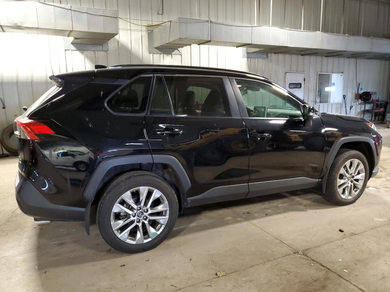 Изображение 3 2019 TOYOTA RAV4 XLE PREMIUM 2019 с VIN 2T3A1RFV8KW079876