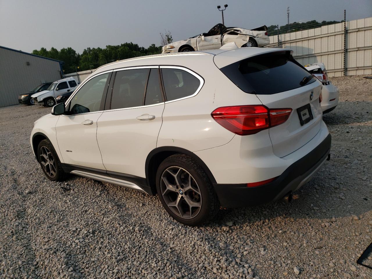 Obraz 2 z 2017 BMW X1 XDRIVE28I 2017 z VIN WBXHT3C36H5F84622