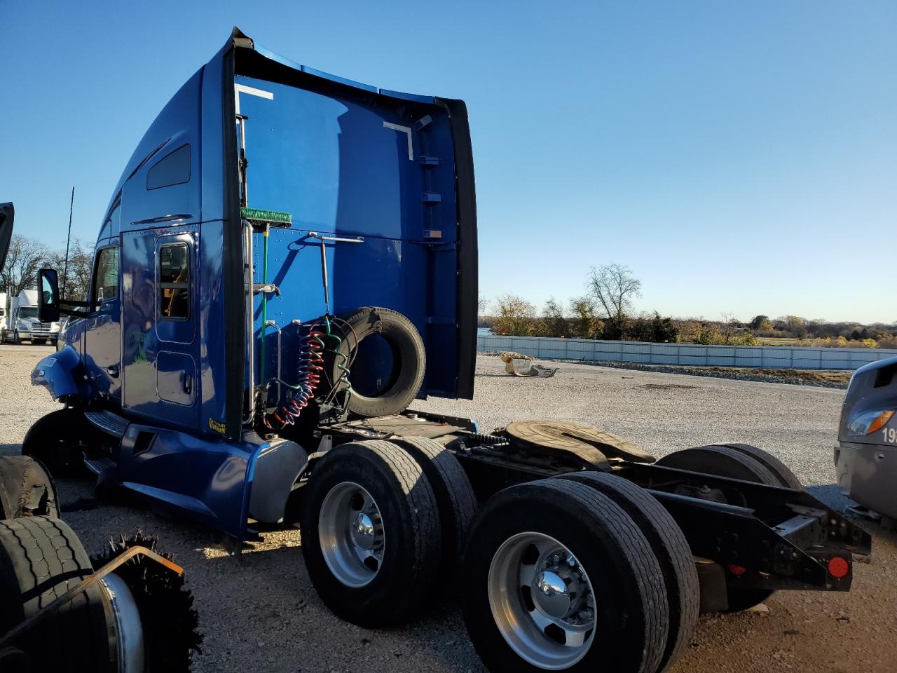 Image 3 of 2017 KENWORTH CONSTRUCTION T680 2017 with VIN 1XKYD49X8HJ146350