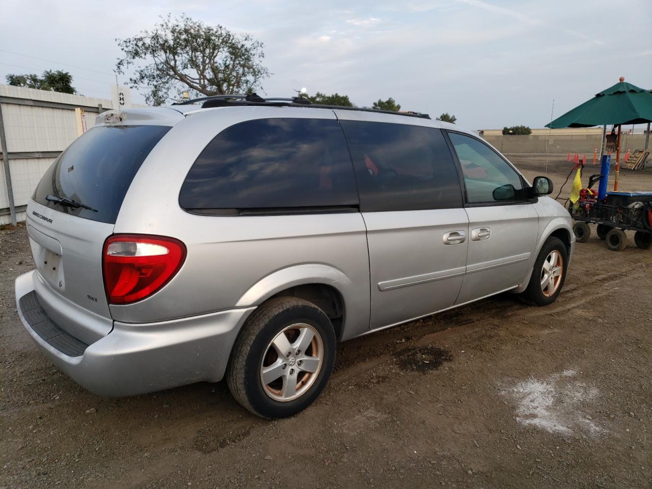 Image 3 of 2005 DODGE GRAND CARAVAN SXT 2005 with VIN 2D8GP44L15R249038