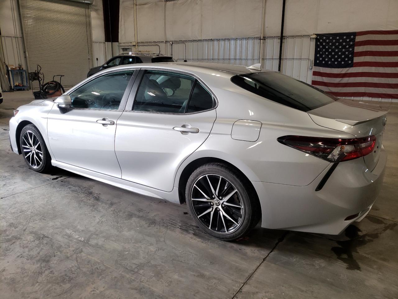 Obraz 2 z 2022 TOYOTA CAMRY SE 2022 z VIN 4T1G11AK6NU047529