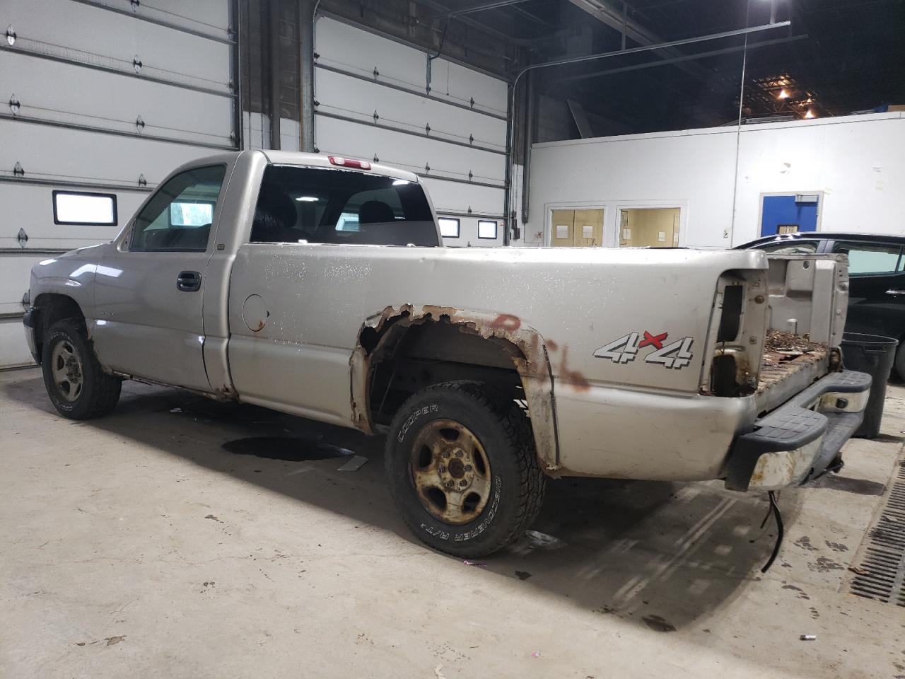 Image 2 of 2000 CHEVROLET SILVERADO K1500 2000 with VIN 1GCEK14V7YE235196