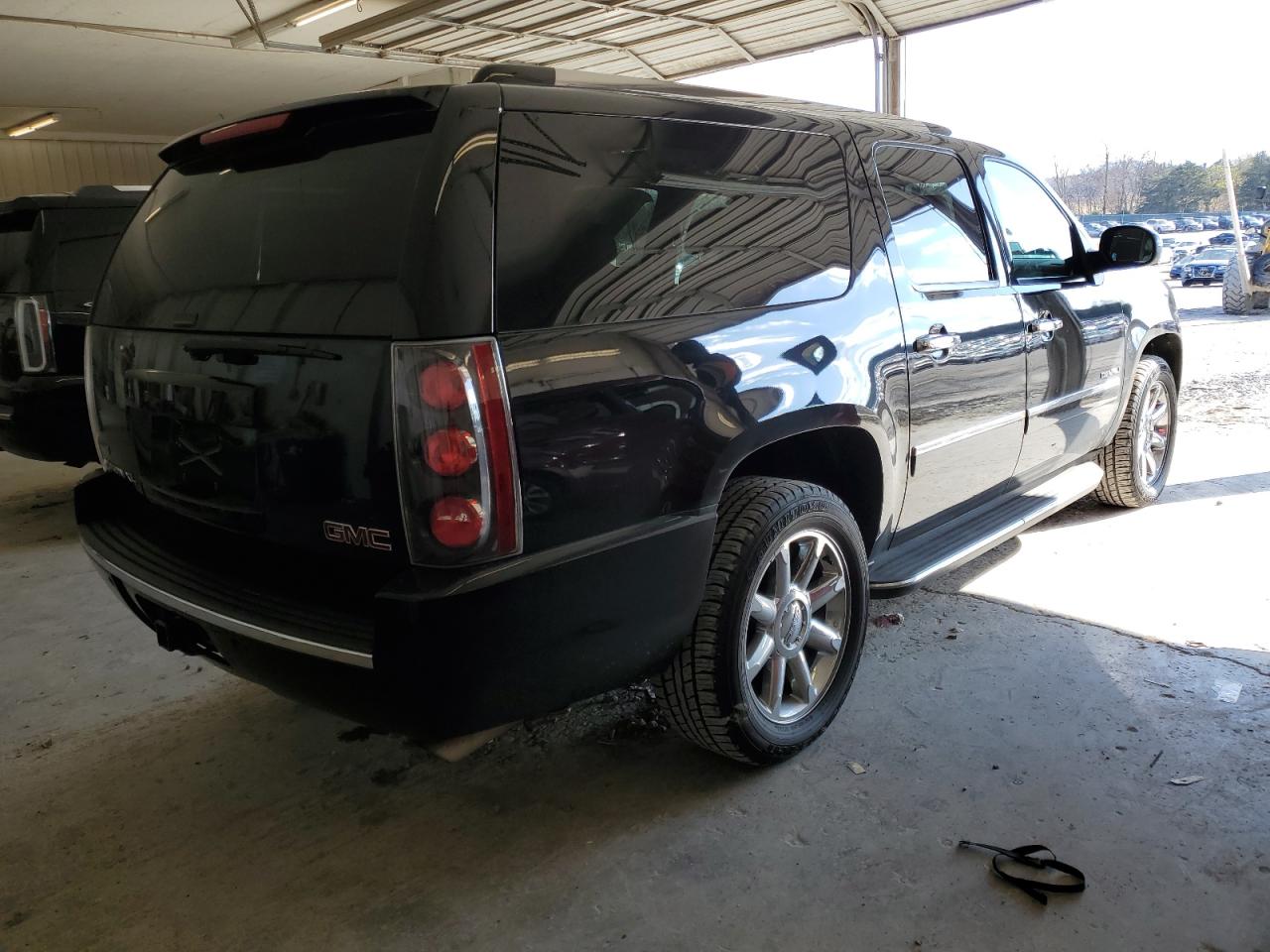 Image 3 of 2011 GMC YUKON XL DENALI 2011 with VIN 1GKS2MEF1BR224629
