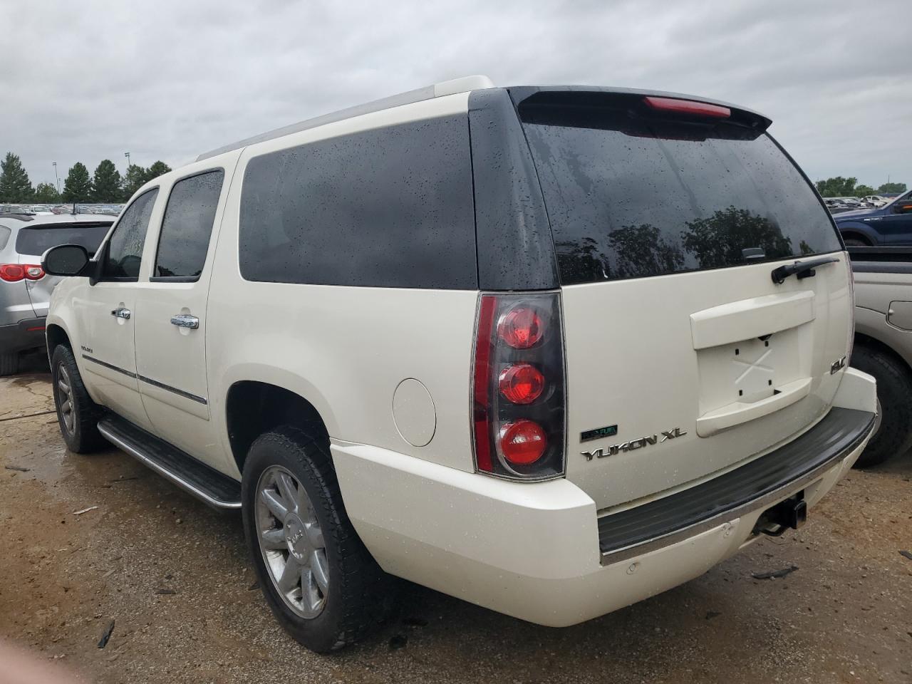 Image 2 of 2011 GMC YUKON XL DENALI 2011 with VIN 1GKS2MEF6BR205994