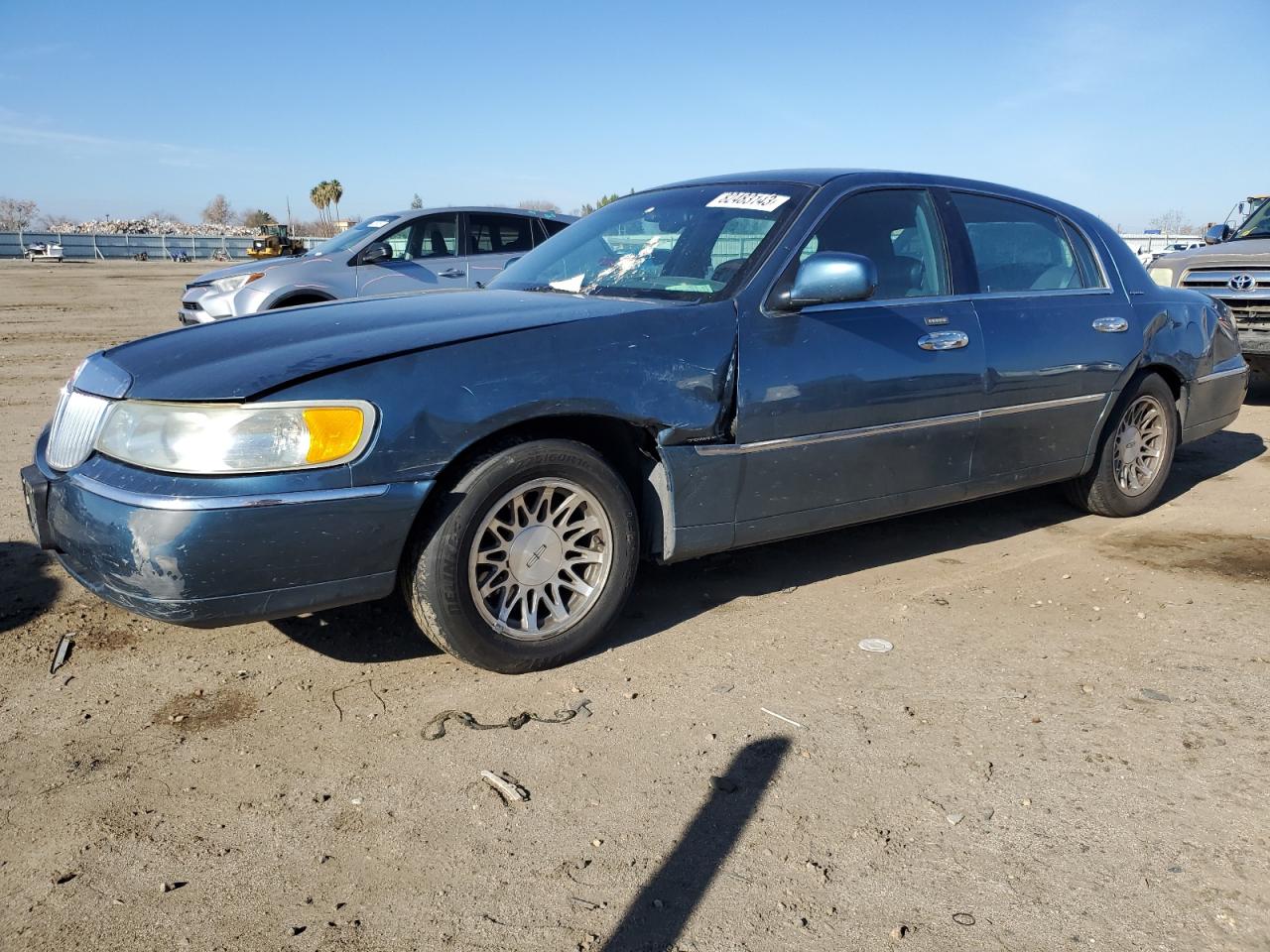 Image 1 of 2001 LINCOLN TOWN CAR SIGNATURE 2001 with VIN 1LNHM82W91Y738868