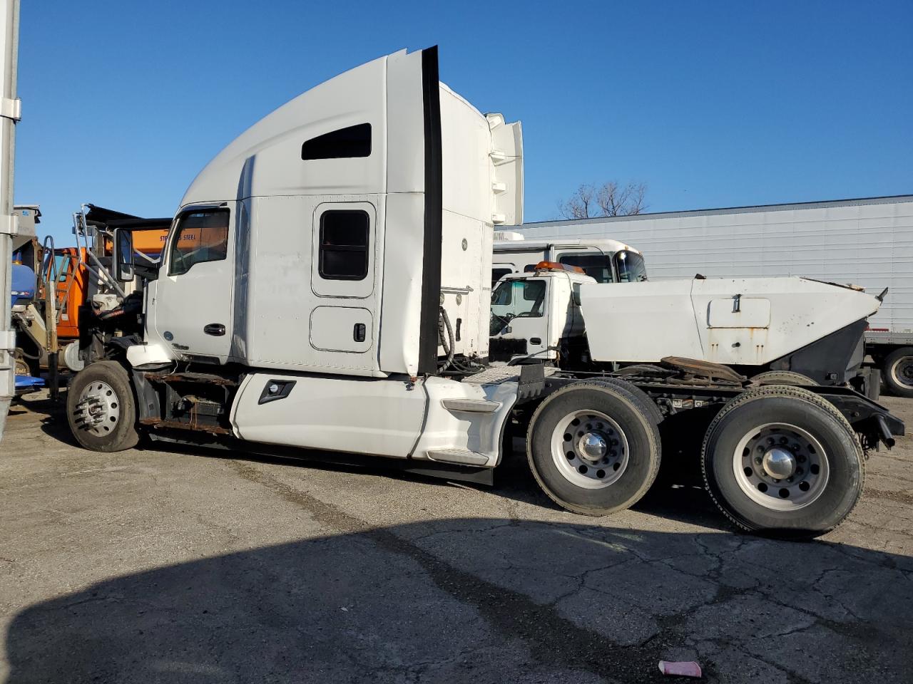 Image 3 of 2015 KENWORTH CONSTRUCTION T680 2015 with VIN 1XKYDP9X5FJ440285