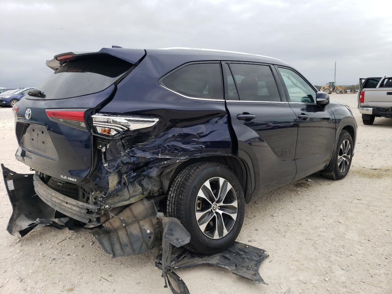 Изображение 3 2020 TOYOTA HIGHLANDER XLE 2020 с VIN 5TDGZRBH2LS000417