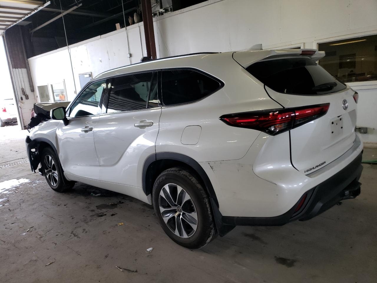 Изображение 2 2021 TOYOTA HIGHLANDER XLE 2021 с VIN 5TDGZRBH1MS137284