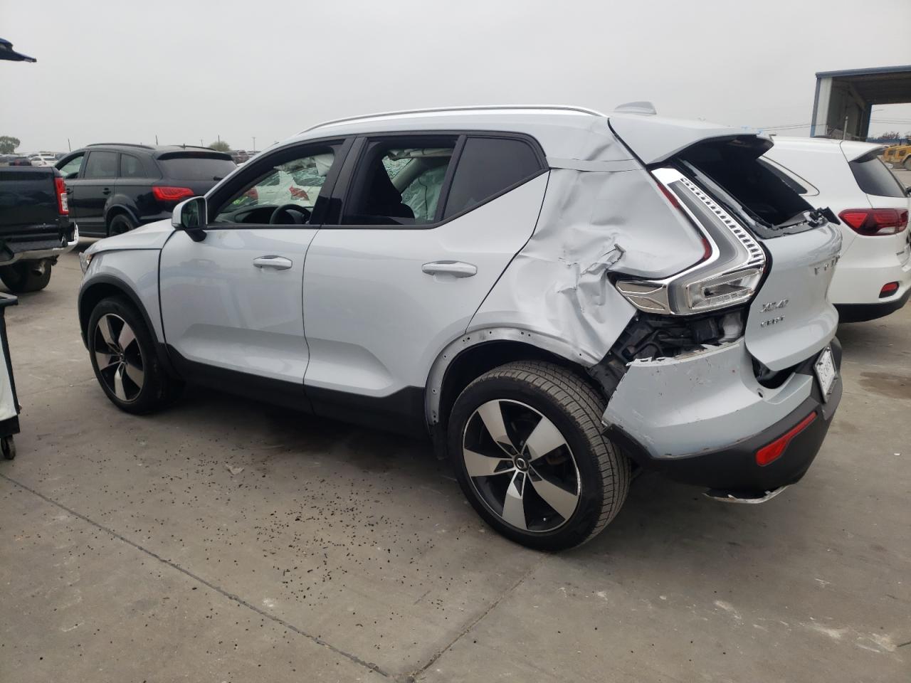 Image 2 of 2020 VOLVO XC40 T5 MOMENTUM 2020 with VIN YV4162UK3L2259811