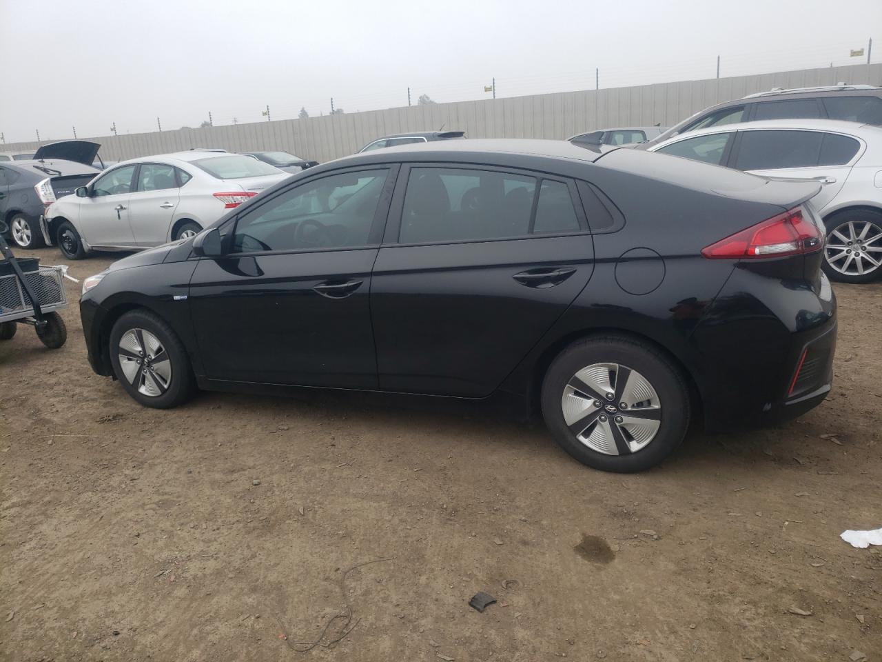 Image 2 of 2019 HYUNDAI IONIQ BLUE 2019 with VIN KMHC65LC7KU140326