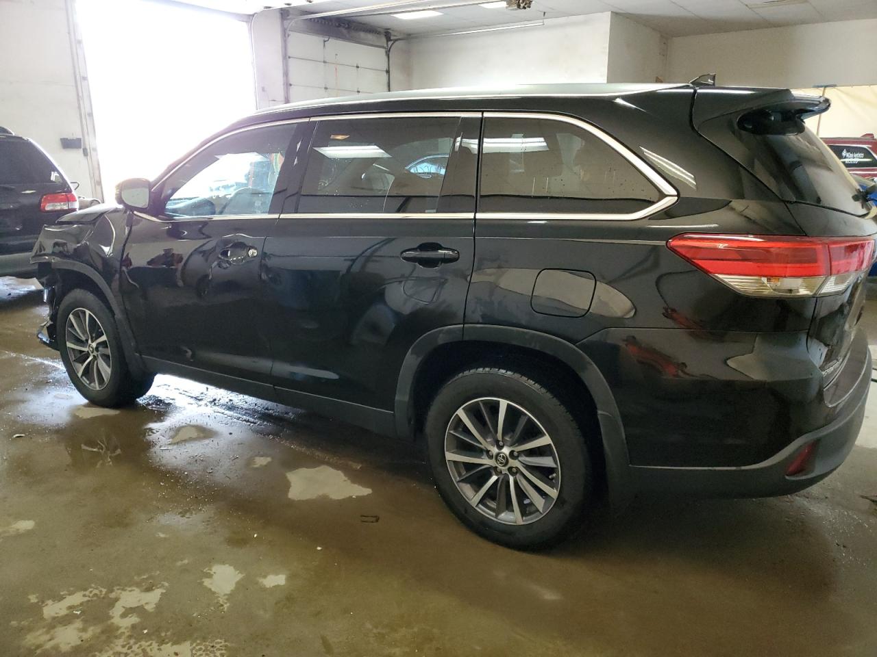 Изображение 2 2019 TOYOTA HIGHLANDER SE 2019 с VIN 5TDJZRFH2KS619646