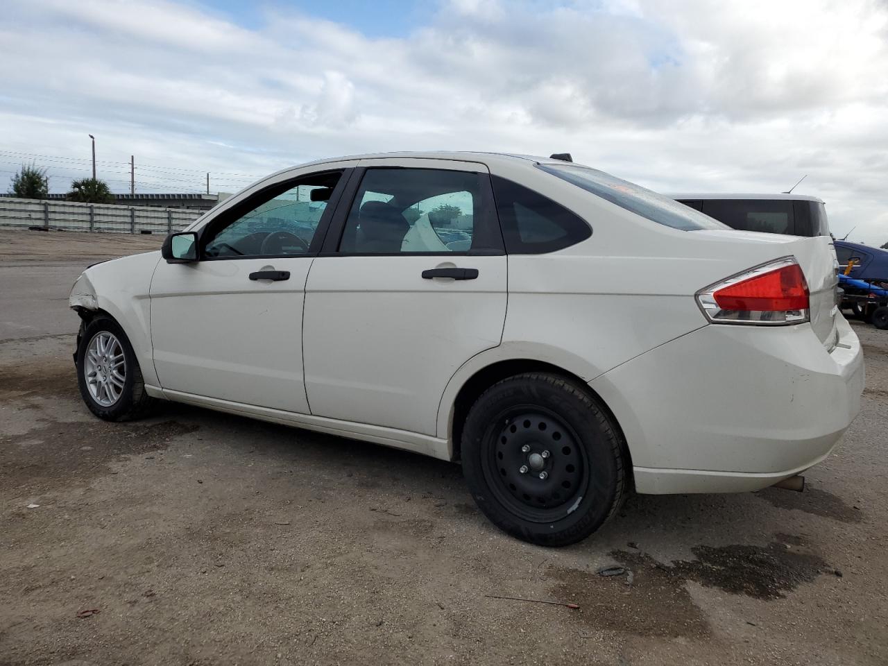 Image 2 of 2011 FORD FOCUS SE 2011 with VIN 1FAHP3FN5BW131773