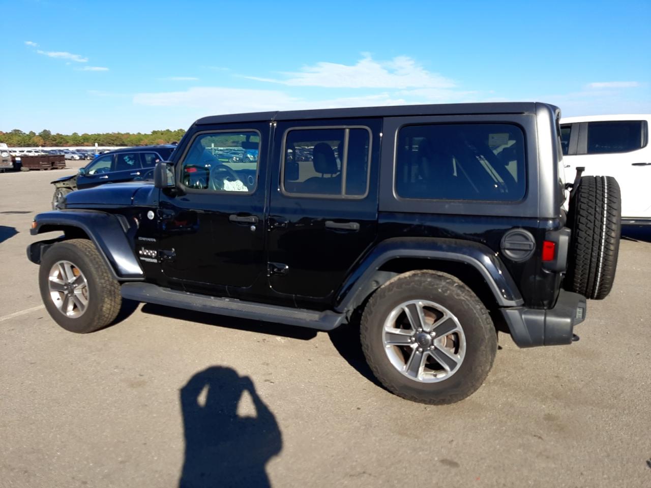 Image 2 of 2020 JEEP WRANGLER UNLIMITED SAHARA 2020 with VIN 1C4HJXEG1LW196871