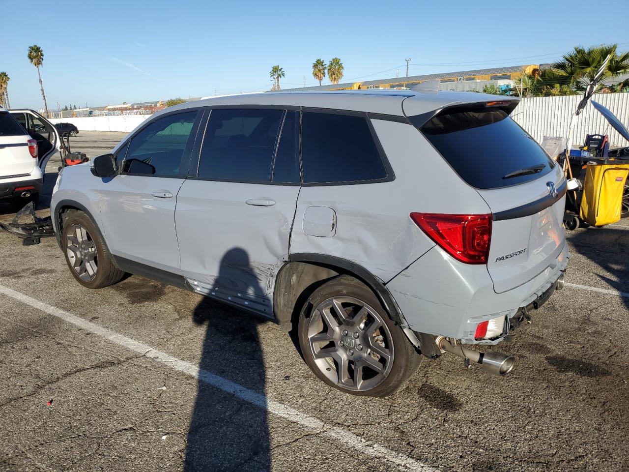 Image 2 of 2022 HONDA PASSPORT EXL 2022 with VIN 5FNYF7H57NB001553