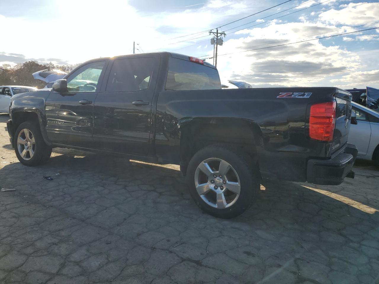 Image 2 of 2017 CHEVROLET SILVERADO K1500 LT 2017 with VIN 3GCUKREC9HG330956