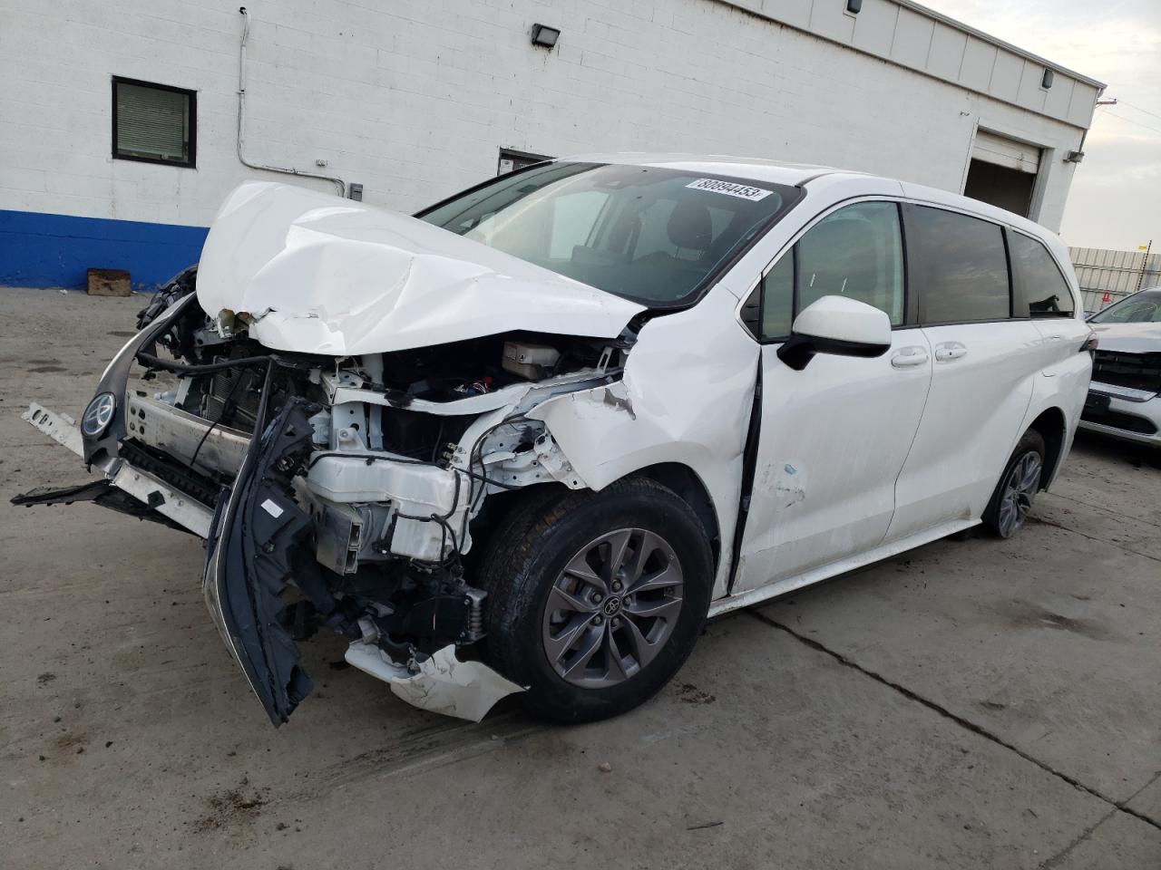 Изображение 1 2022 TOYOTA SIENNA LE 2022 с VIN 5TDKRKEC2NS100215