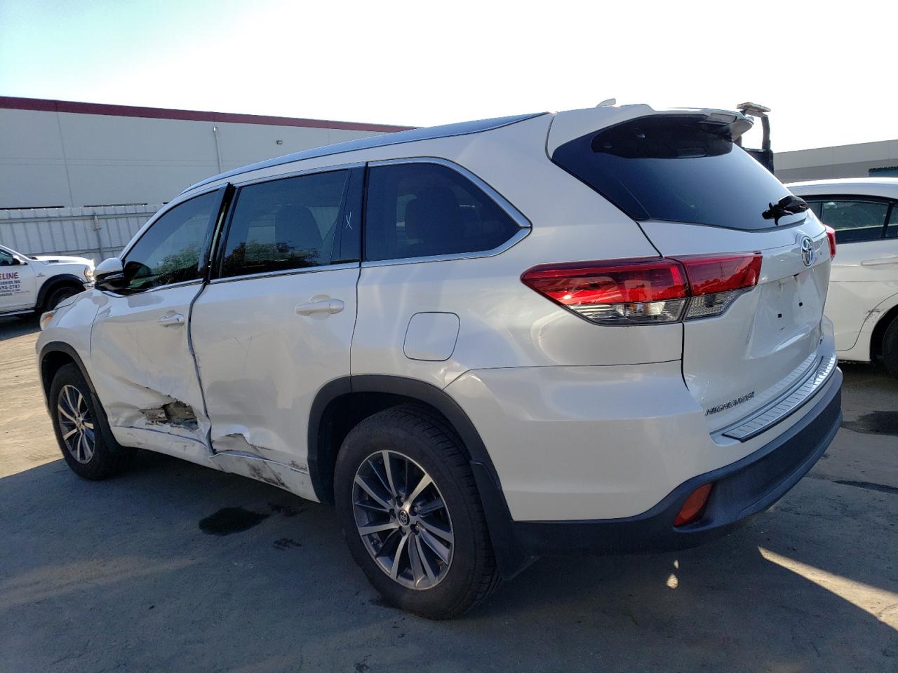 Изображение 2 2017 TOYOTA HIGHLANDER SE 2017 с VIN 5TDJZRFH8HS472192