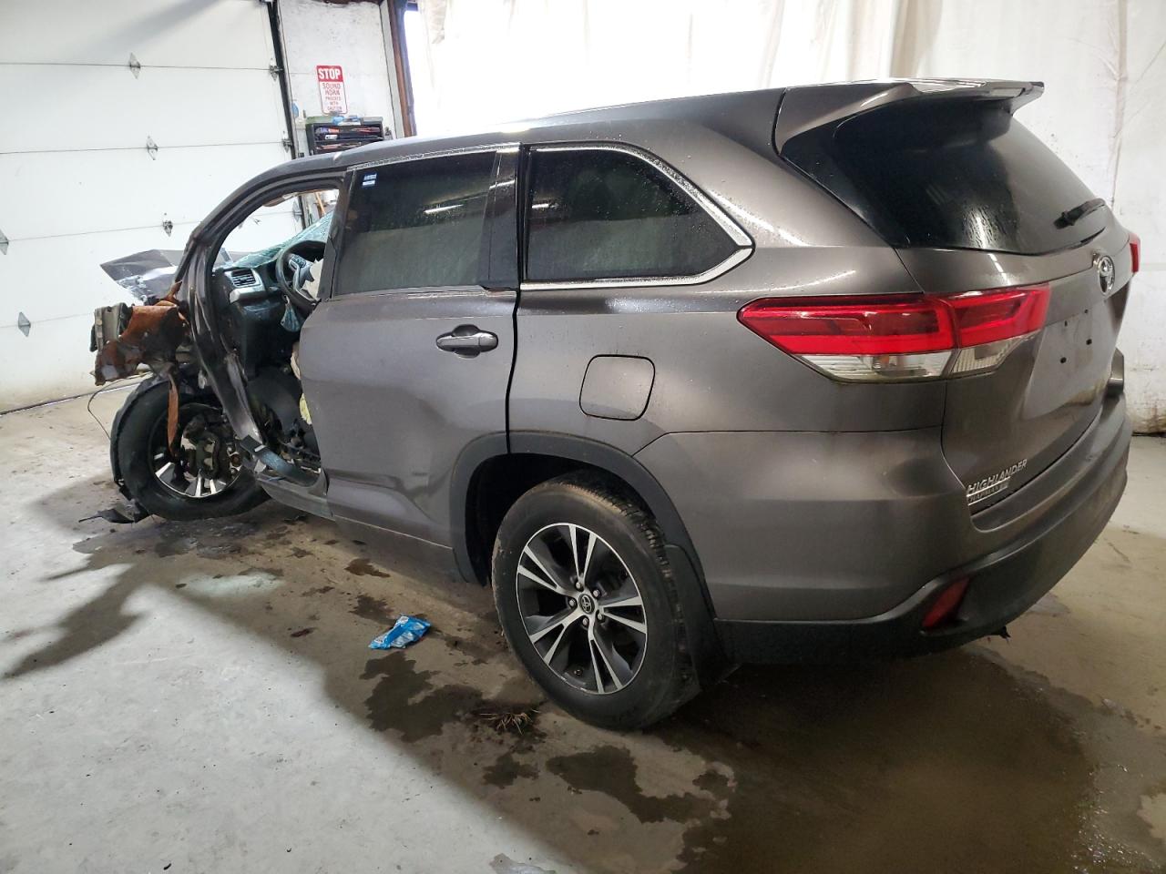 Image 2 of 2018 TOYOTA HIGHLANDER LE 2018 with VIN 5TDBZRFH0JS880941