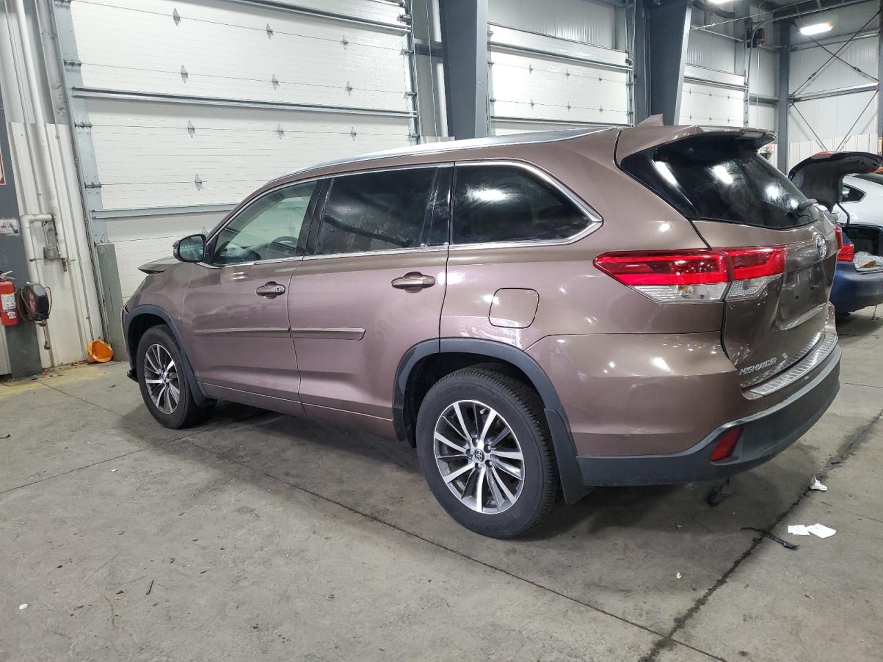 Изображение 2 2017 TOYOTA HIGHLANDER SE 2017 с VIN 5TDJZRFH8HS474864