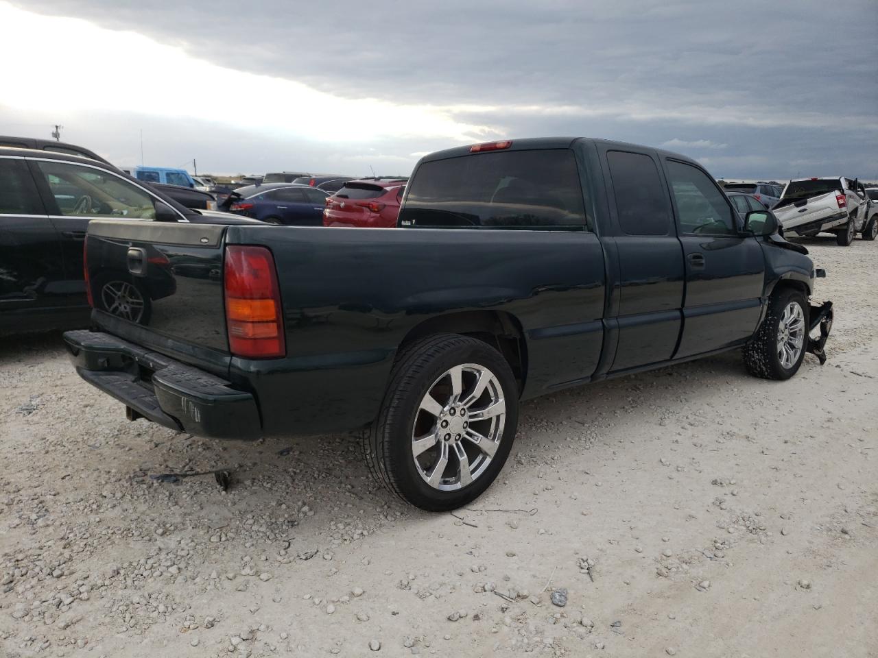Obraz 3 z 2002 CHEVROLET SILVERADO C1500 2002 z VIN 2GCEC19V421403679