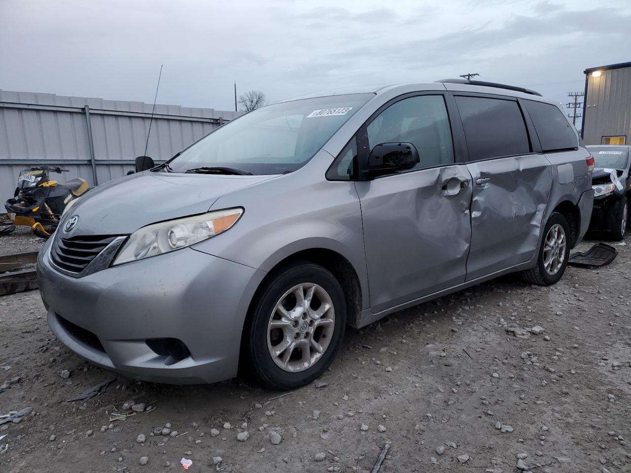 Obraz 1 z 2011 TOYOTA SIENNA LE 2011 z VIN 5TDKK3DC6BS013733