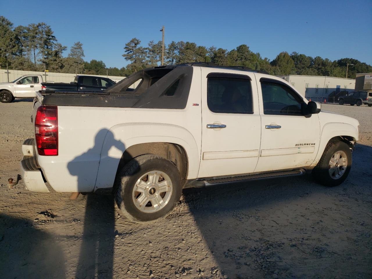 Image 3 of 2011 CHEVROLET AVALANCHE LT 2011 with VIN 3GNMCFE01BG116530