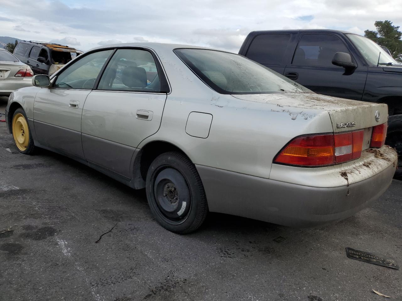Obraz 2 z 1998 LEXUS ES 300 1998 z VIN JT8BF28G7W5017604