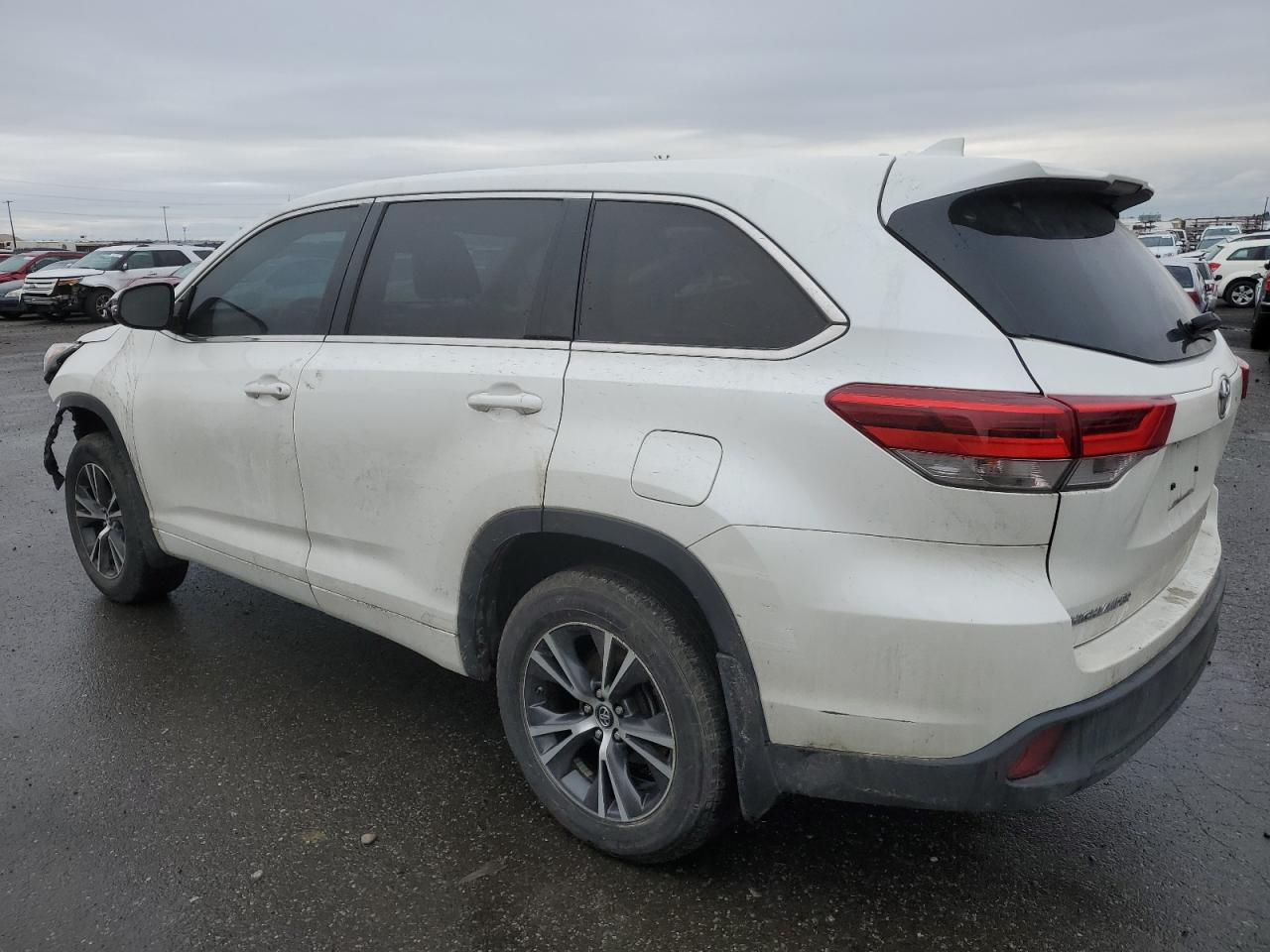 Изображение 2 2018 TOYOTA HIGHLANDER LE 2018 с VIN 5TDBZRFH9JS880484