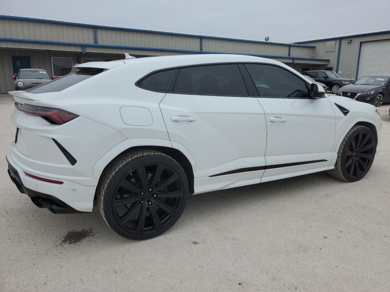 Image 3 of 2019 LAMBORGHINI URUS  2019 with VIN ZPBUA1ZL2KLA05549