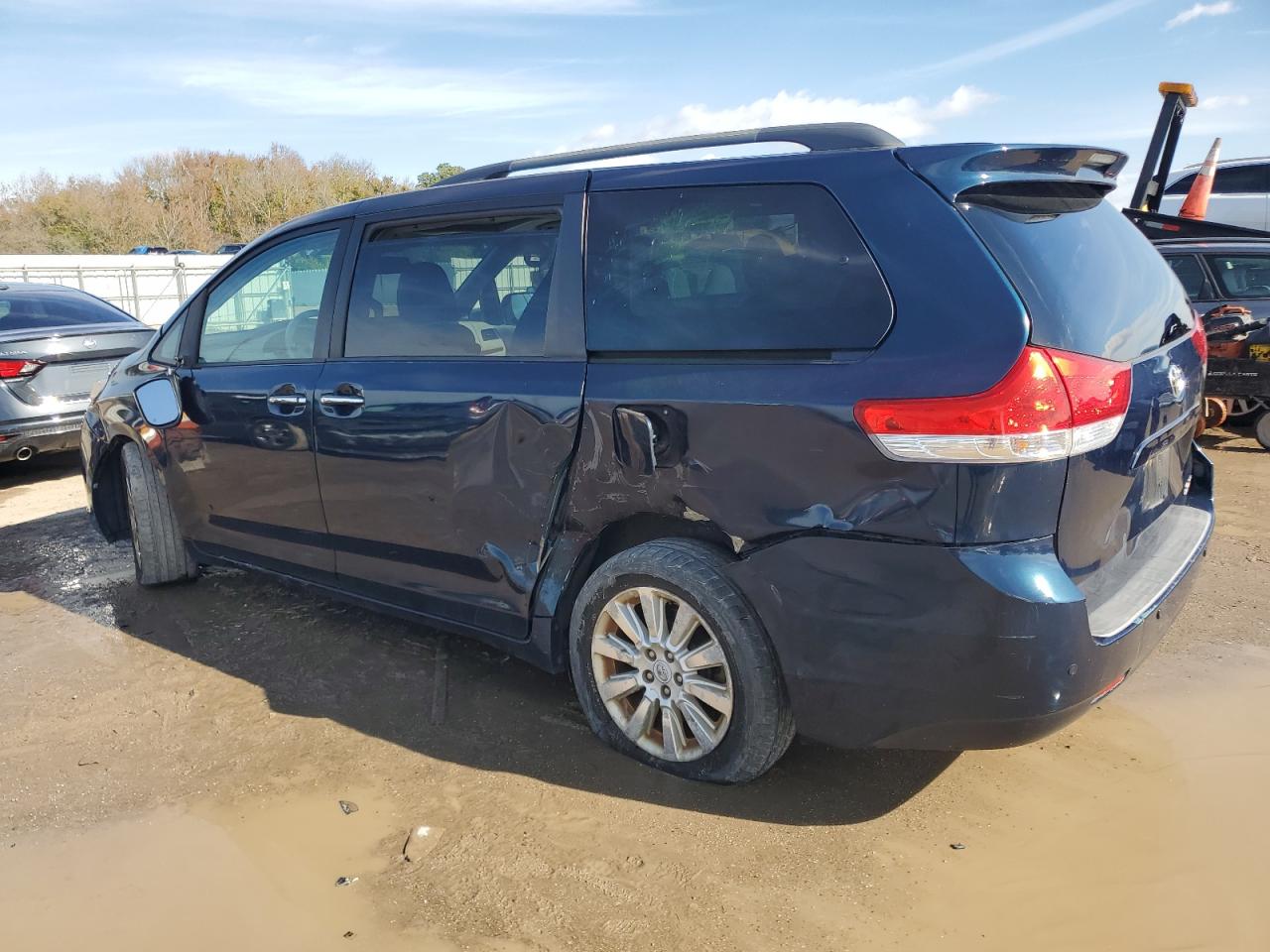 Изображение 2 2011 TOYOTA SIENNA XLE 2011 с VIN 5TDDK3DC0BS008245