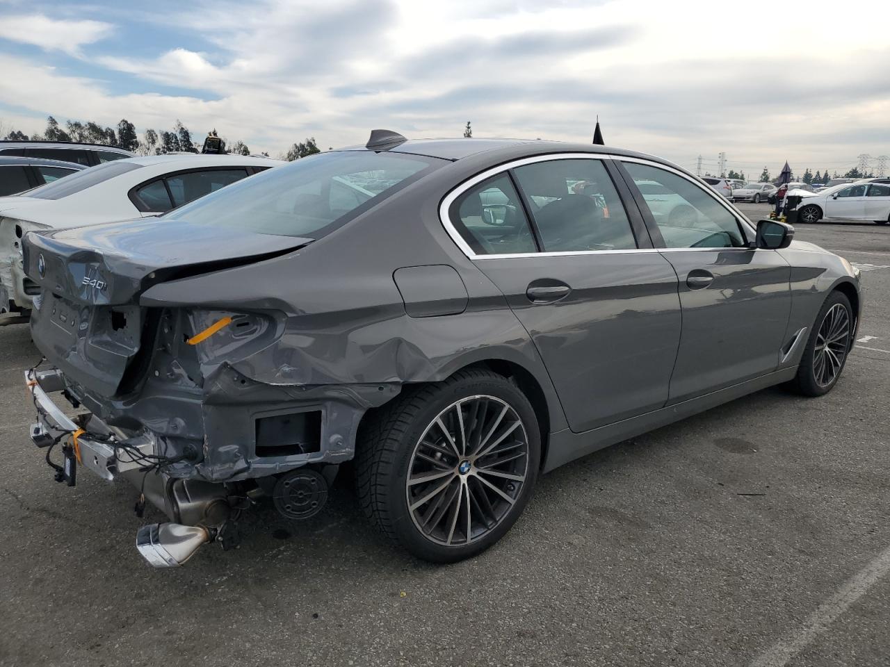 Obraz 3 z 2021 BMW 540 I 2021 z VIN WBA53BJ08MWX21464