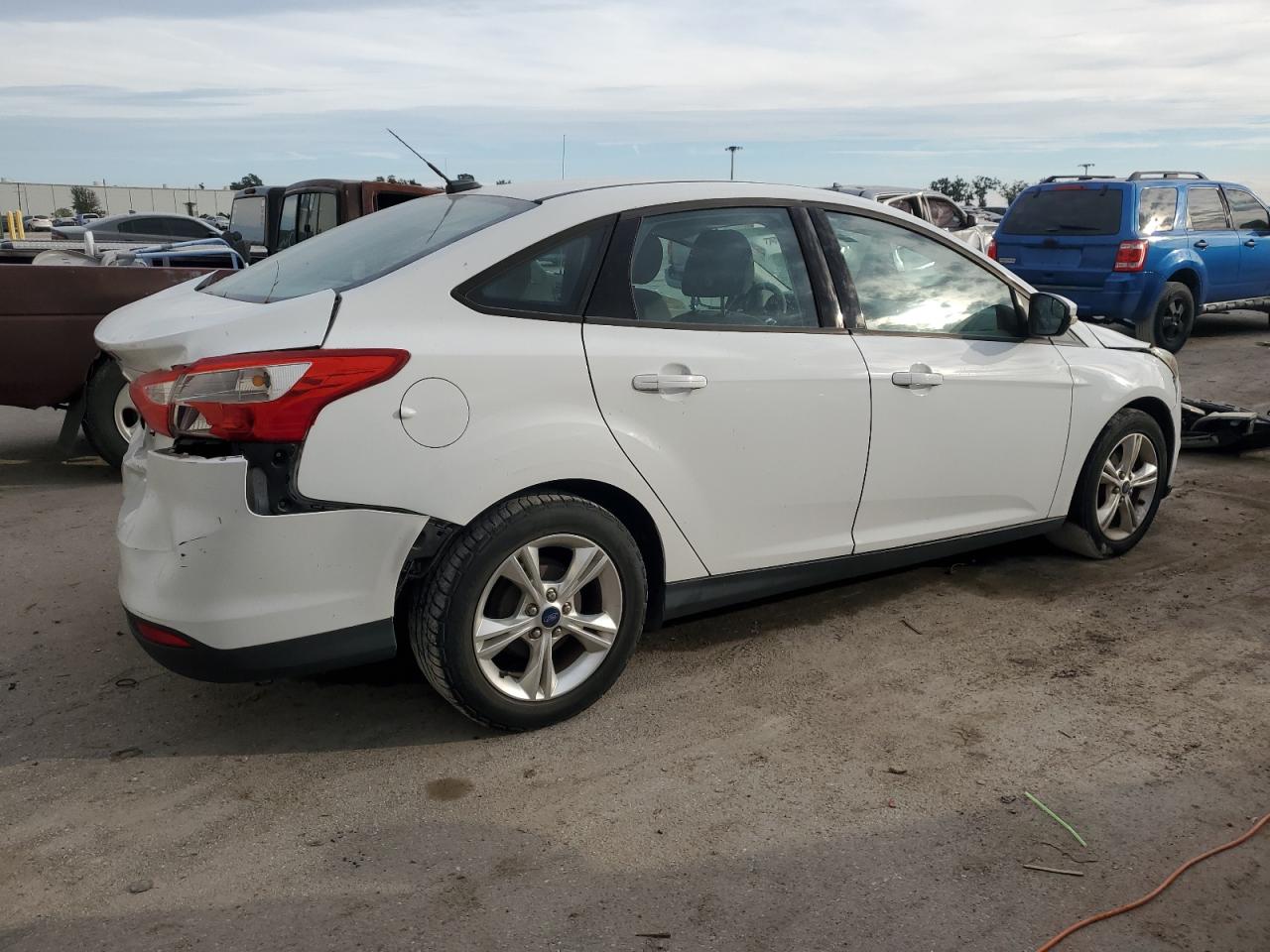 Image 3 of 2014 FORD FOCUS SE 2014 with VIN 1FADP3F28EL368476