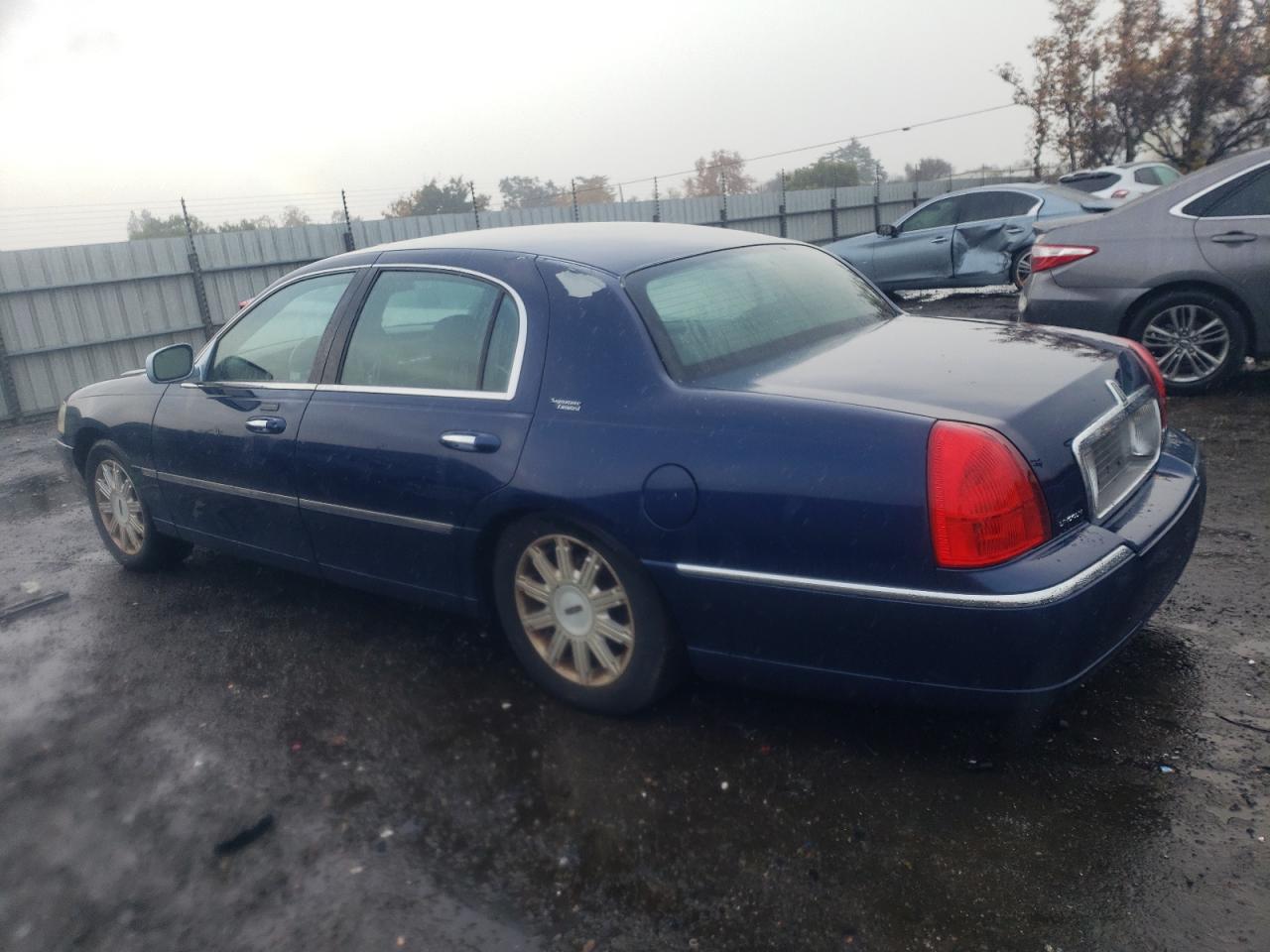 Image 2 of 2009 LINCOLN TOWN CAR SIGNATURE LIMITED 2009 with VIN 2LNHM82V69X612552