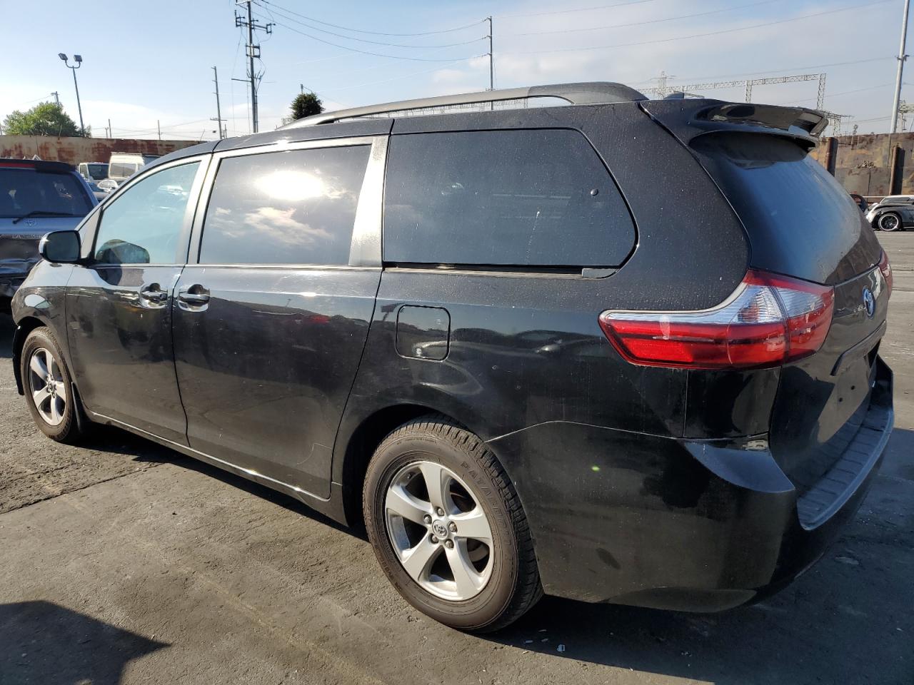 Obraz 2 z 2018 TOYOTA SIENNA LE 2018 z VIN 5TDKZ3DC8JS964994