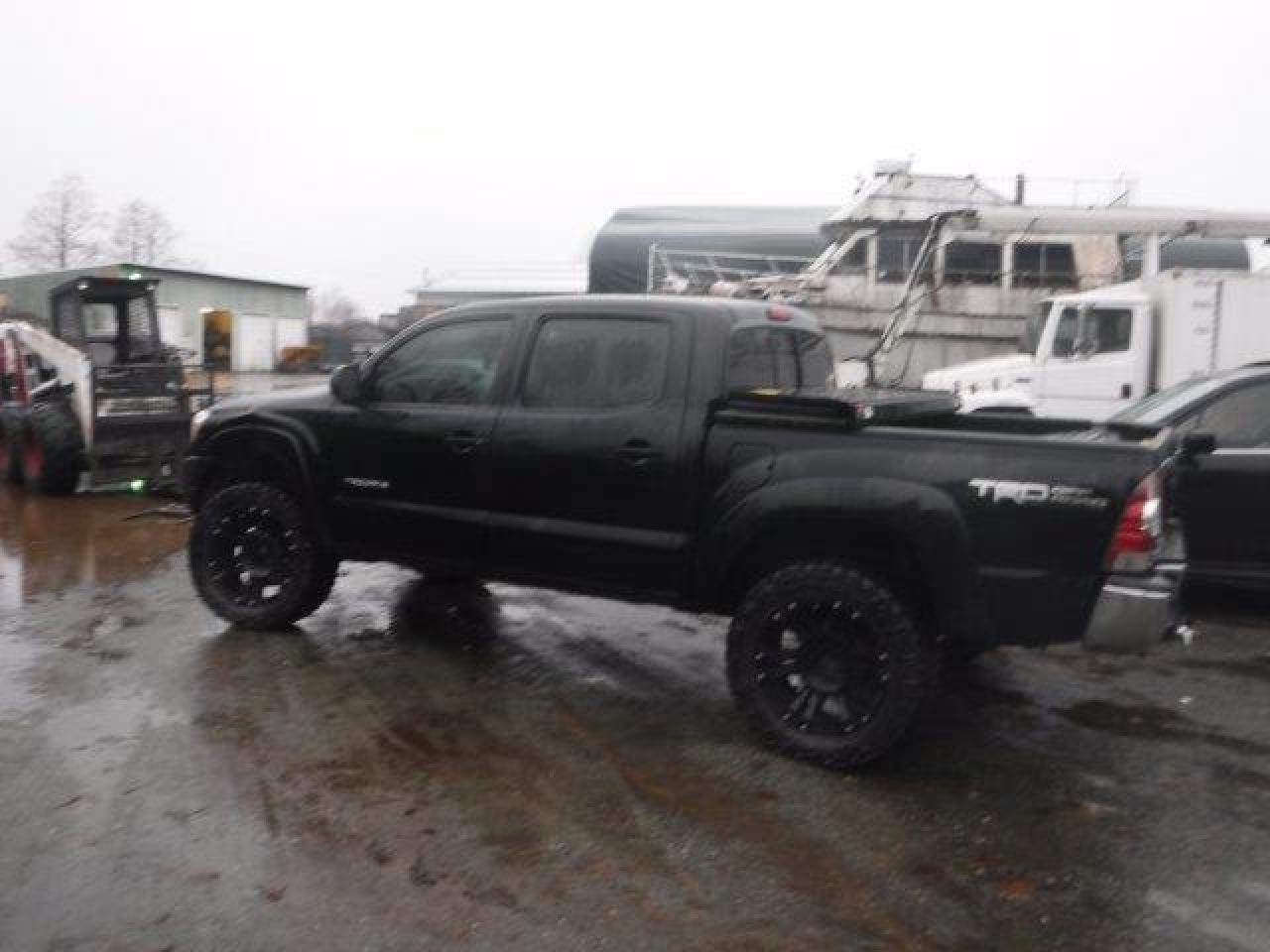 Image 2 of 2013 TOYOTA TACOMA DOUBLE CAB 2013 with VIN 3TMLU4EN4DM114230