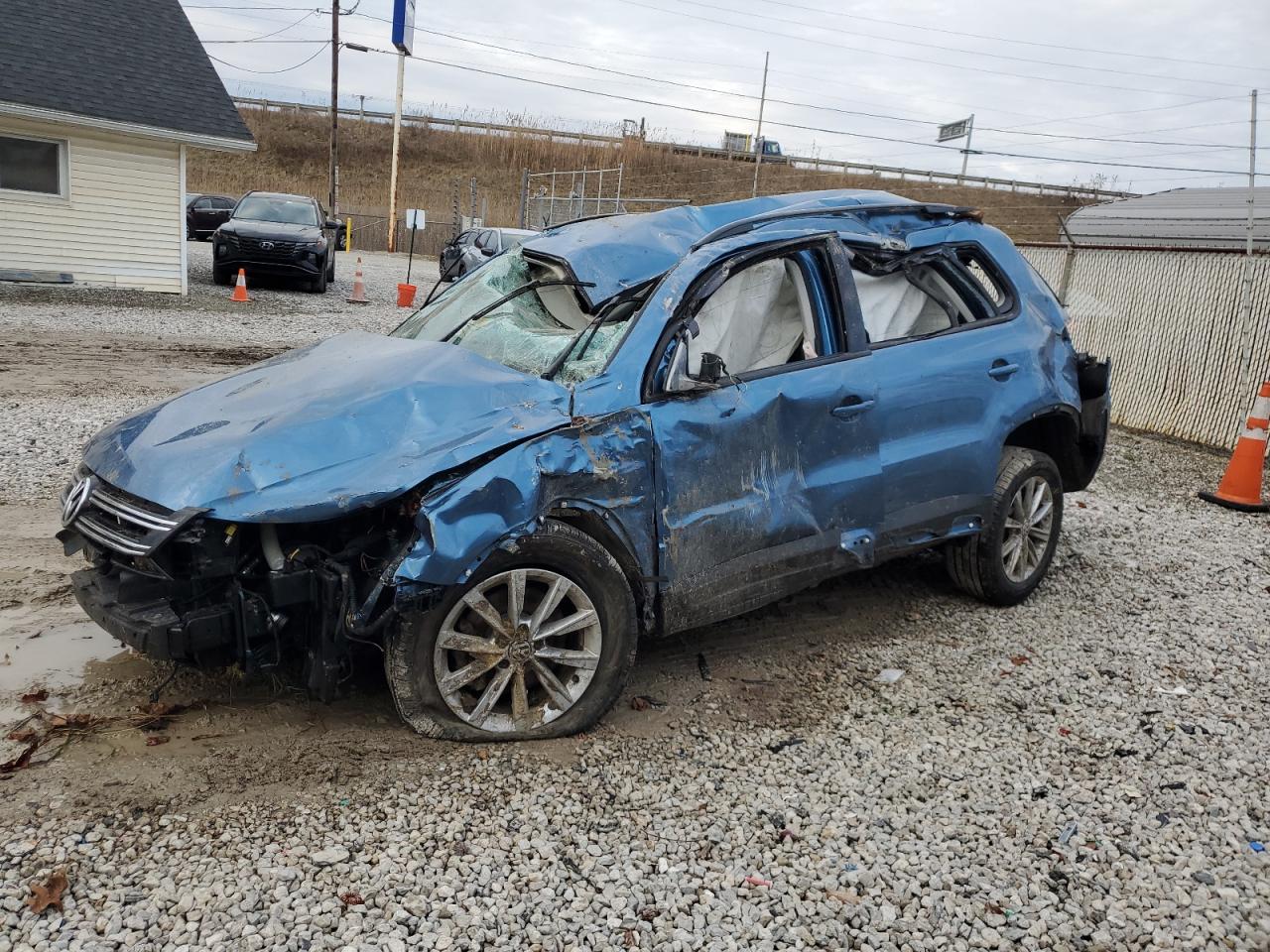 Image 1 of 2018 VOLKSWAGEN TIGUAN LIMITED  2018 with VIN WVGBV7AX9JK002216