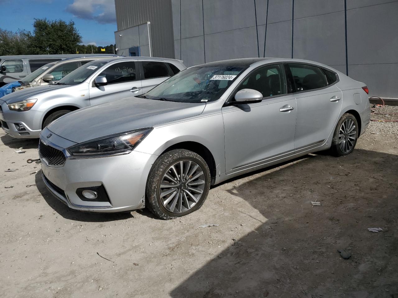 Image 1 of 2017 KIA CADENZA PREMIUM 2017 with VIN KNALC4J18H5070084